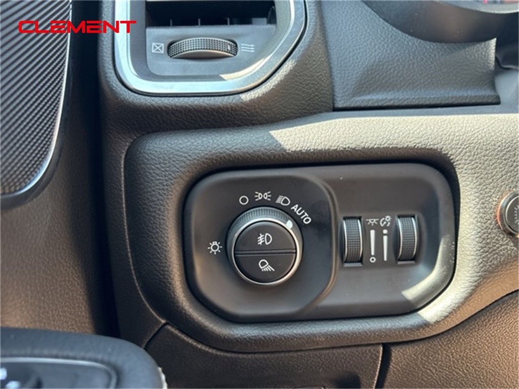 Vehicle image 18 of 34