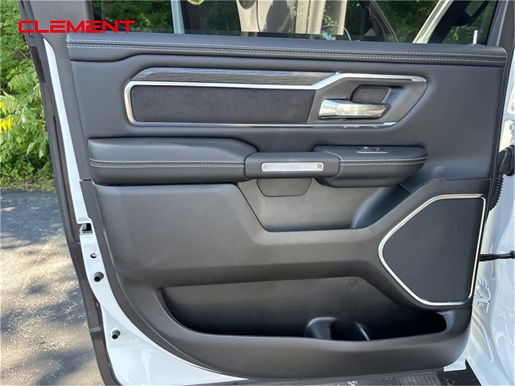 Vehicle image 26 of 34