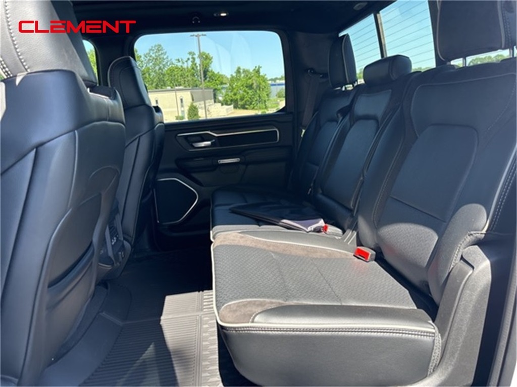 Vehicle image 27 of 34