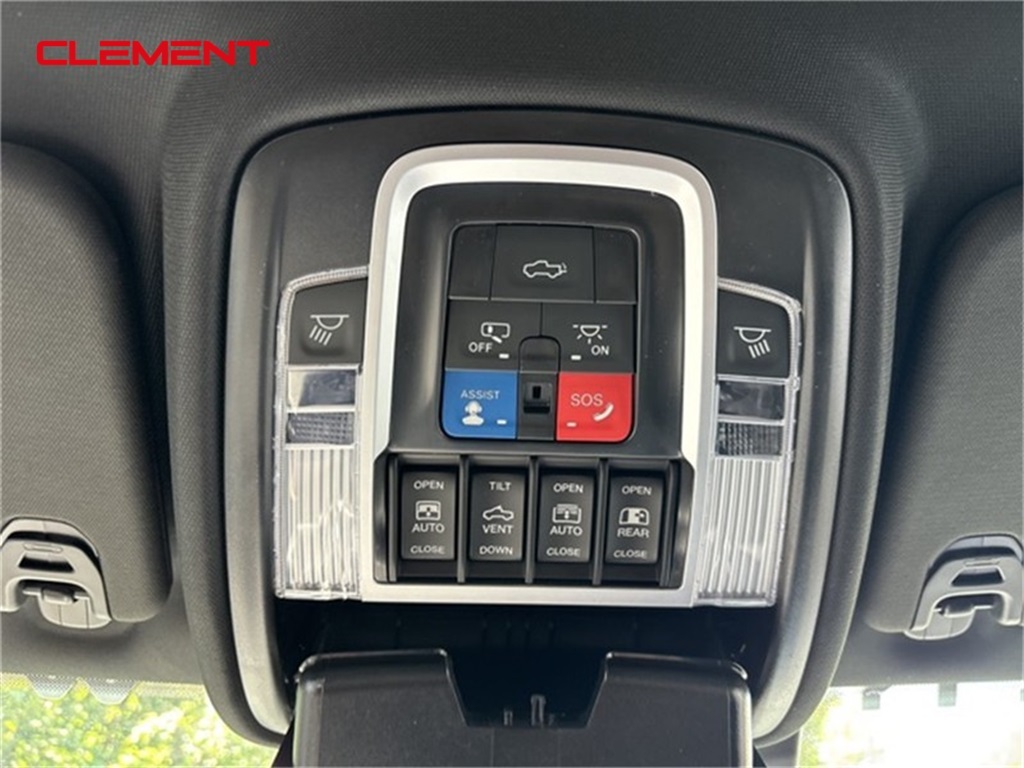 Vehicle image 14 of 34