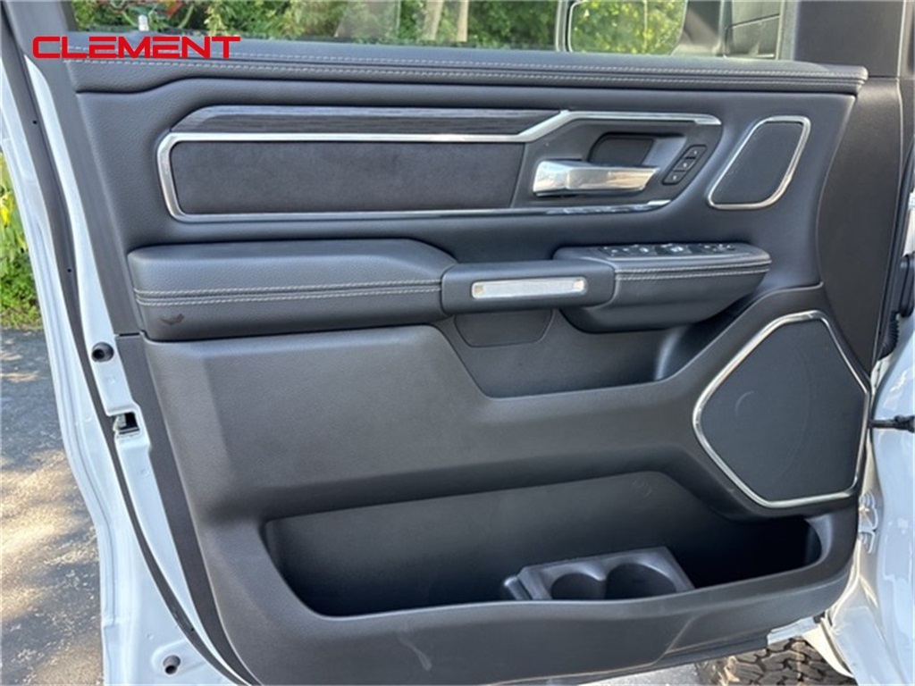 Vehicle image 24 of 34