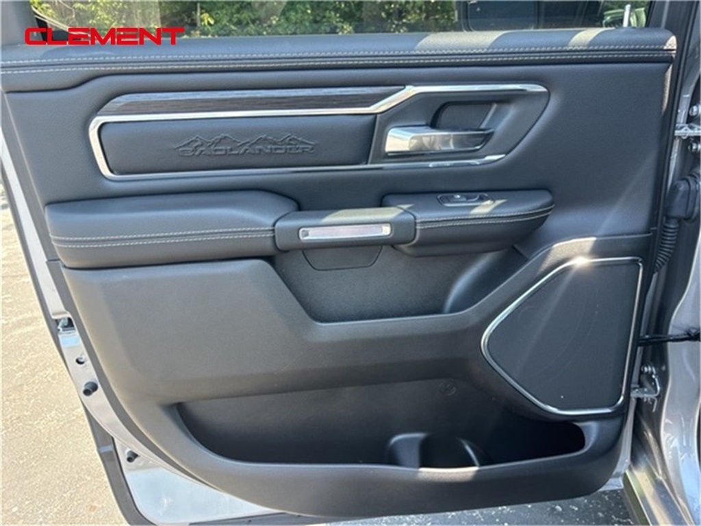 Vehicle image 26 of 33