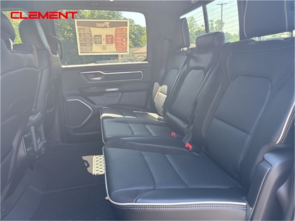 Vehicle image 27 of 33