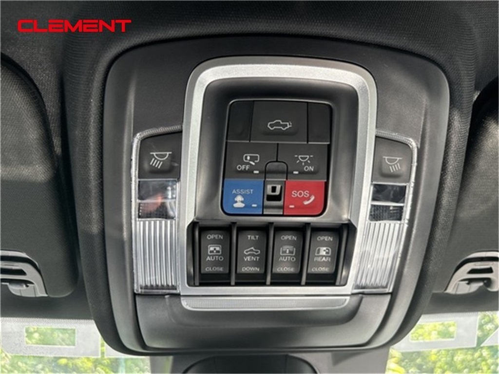 Vehicle image 16 of 33