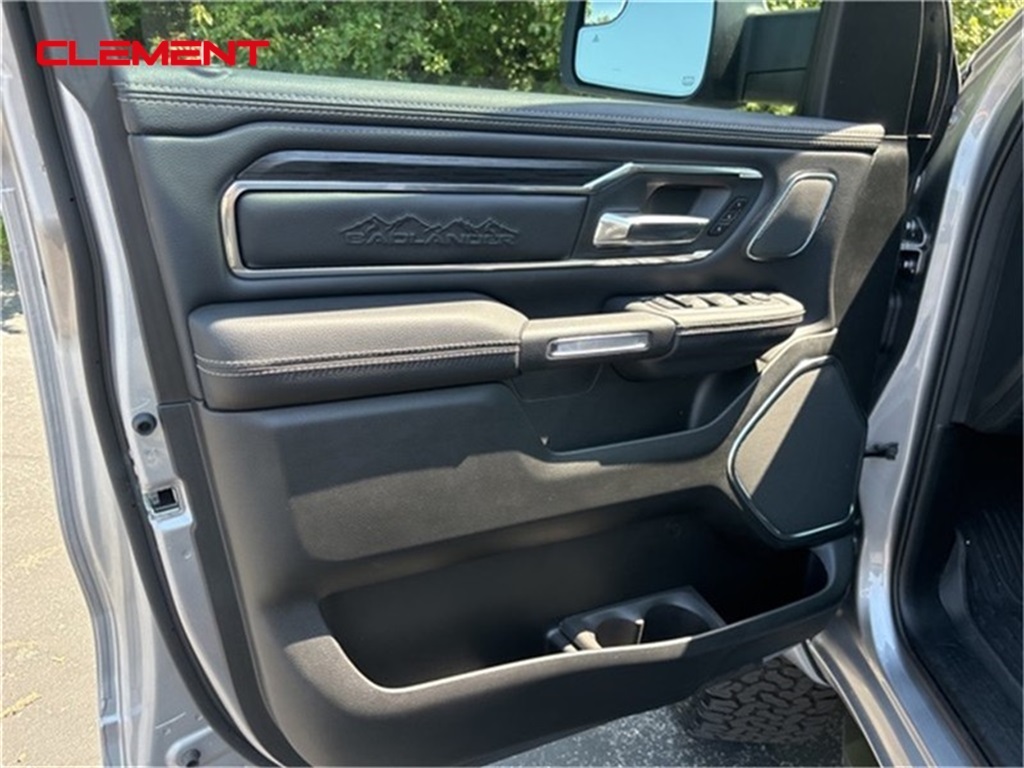 Vehicle image 24 of 33
