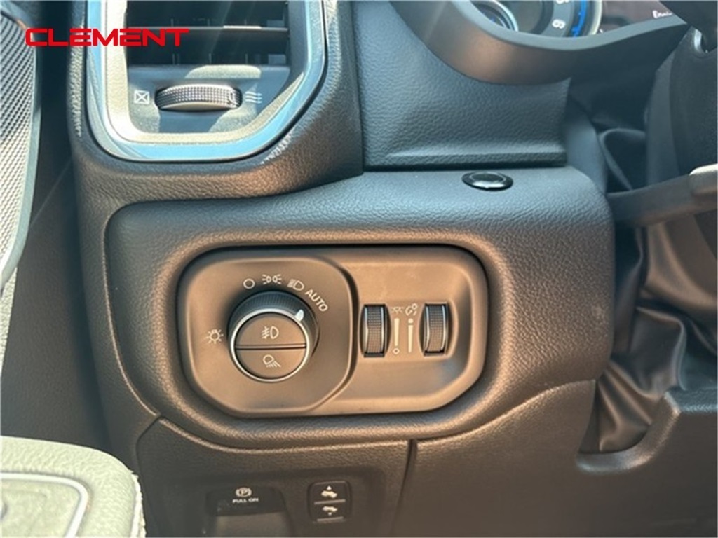 Vehicle image 13 of 33