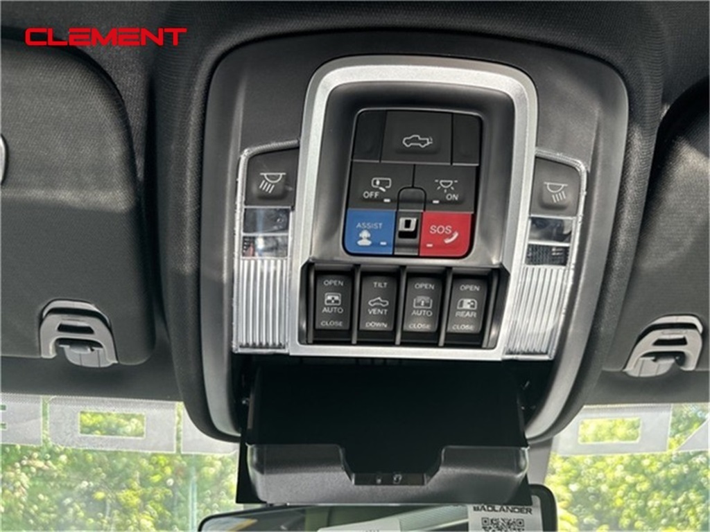Vehicle image 17 of 33