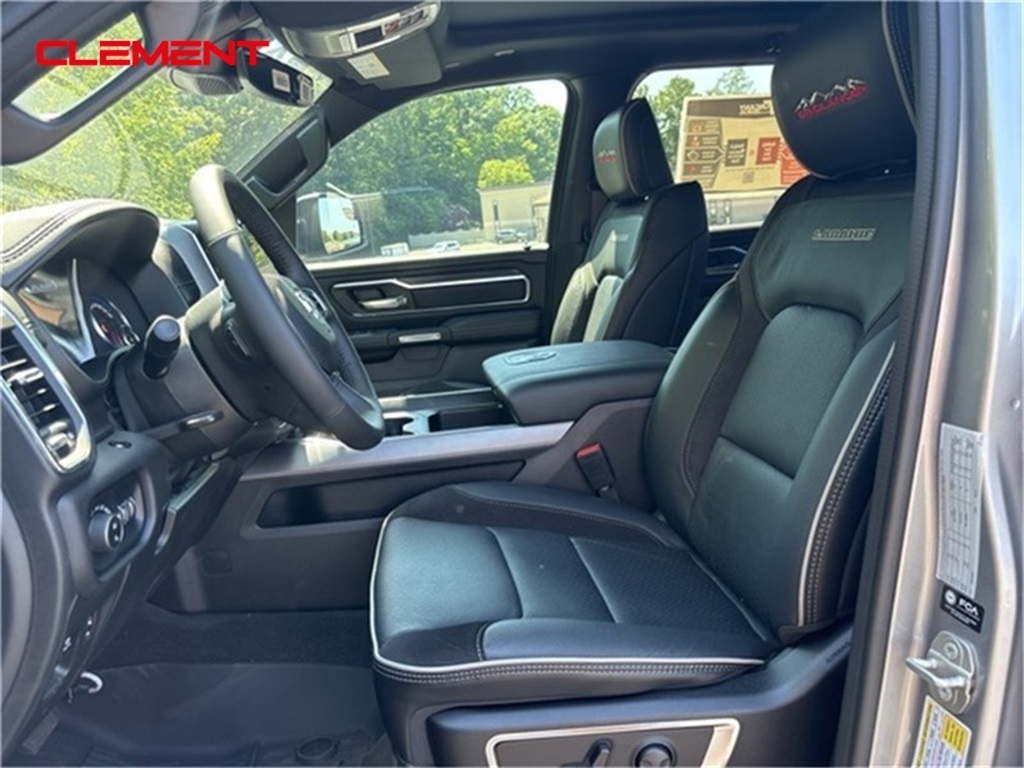 Vehicle image 25 of 33