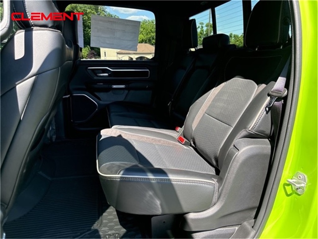 Vehicle image 27 of 34