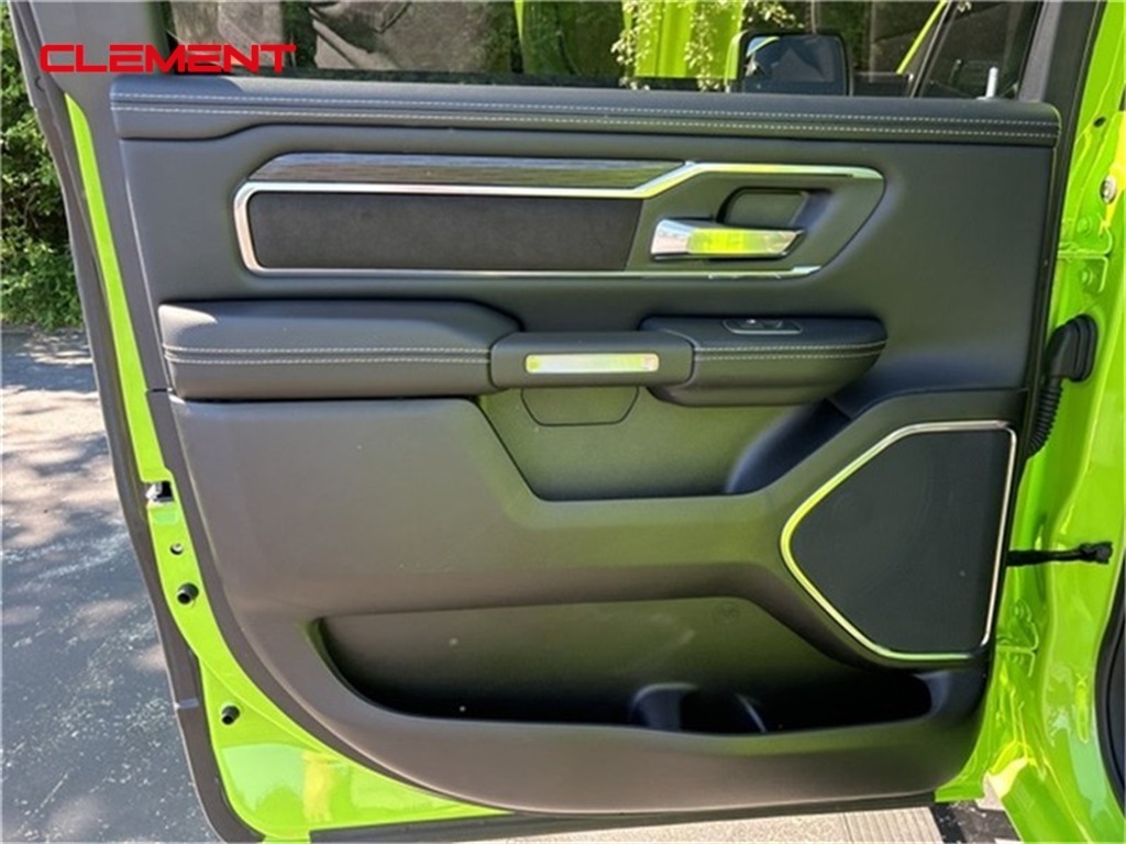 Vehicle image 26 of 34