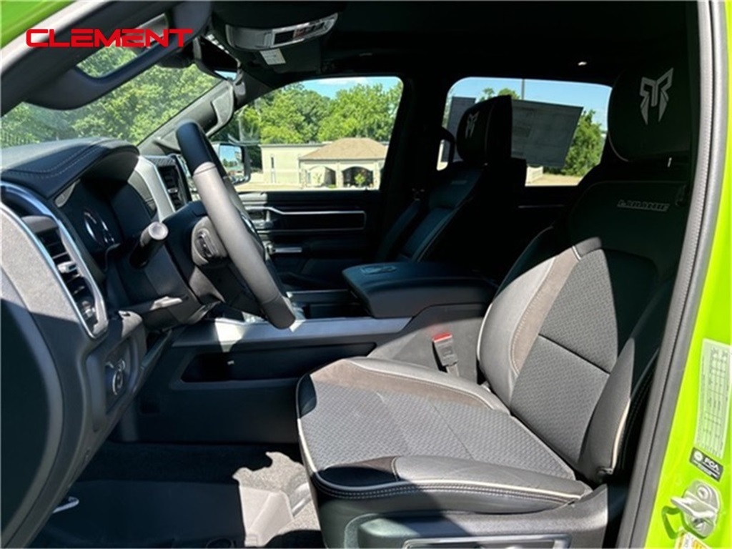 Vehicle image 25 of 34