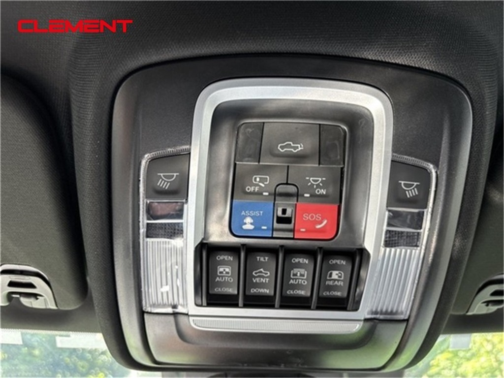 Vehicle image 18 of 34