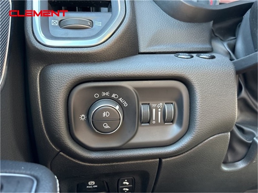 Vehicle image 12 of 34