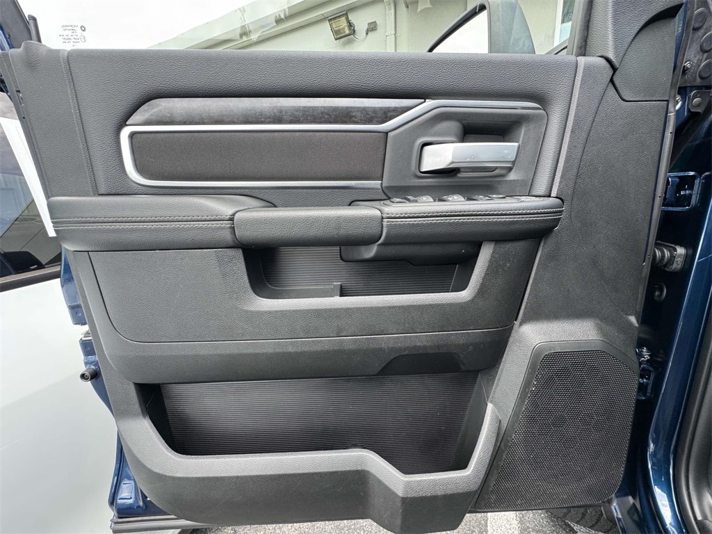 Vehicle image 26 of 30