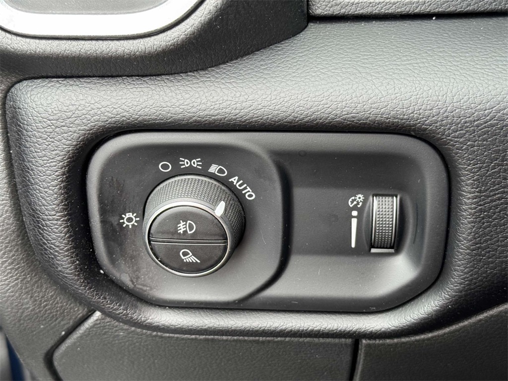 Vehicle image 14 of 30