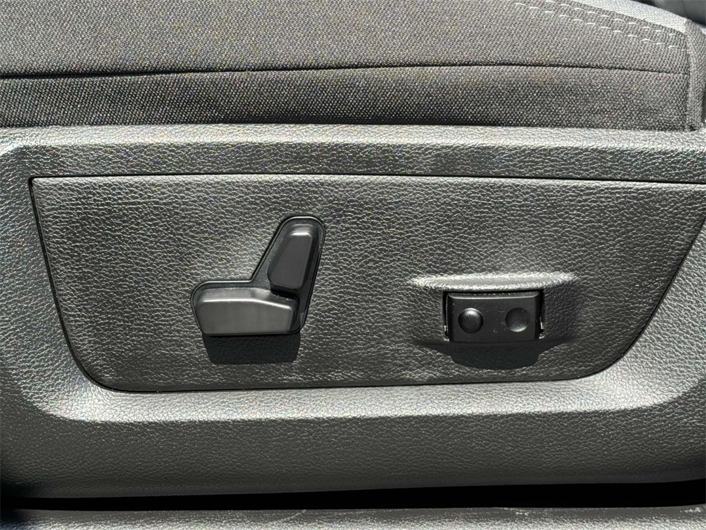 Vehicle image 24 of 30