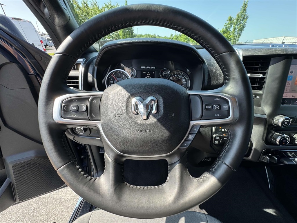 Vehicle image 17 of 30