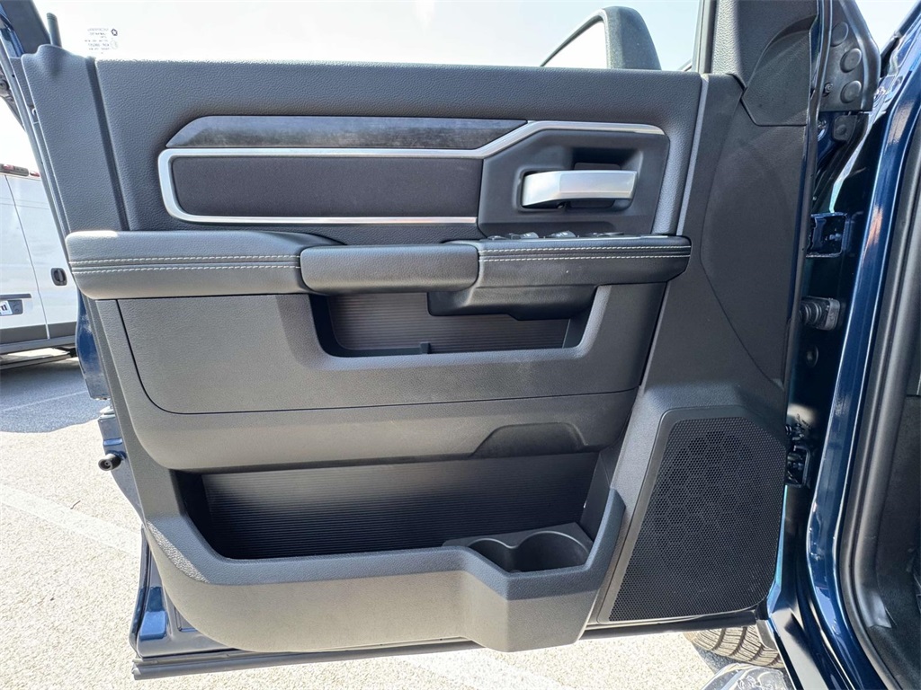 Vehicle image 23 of 30