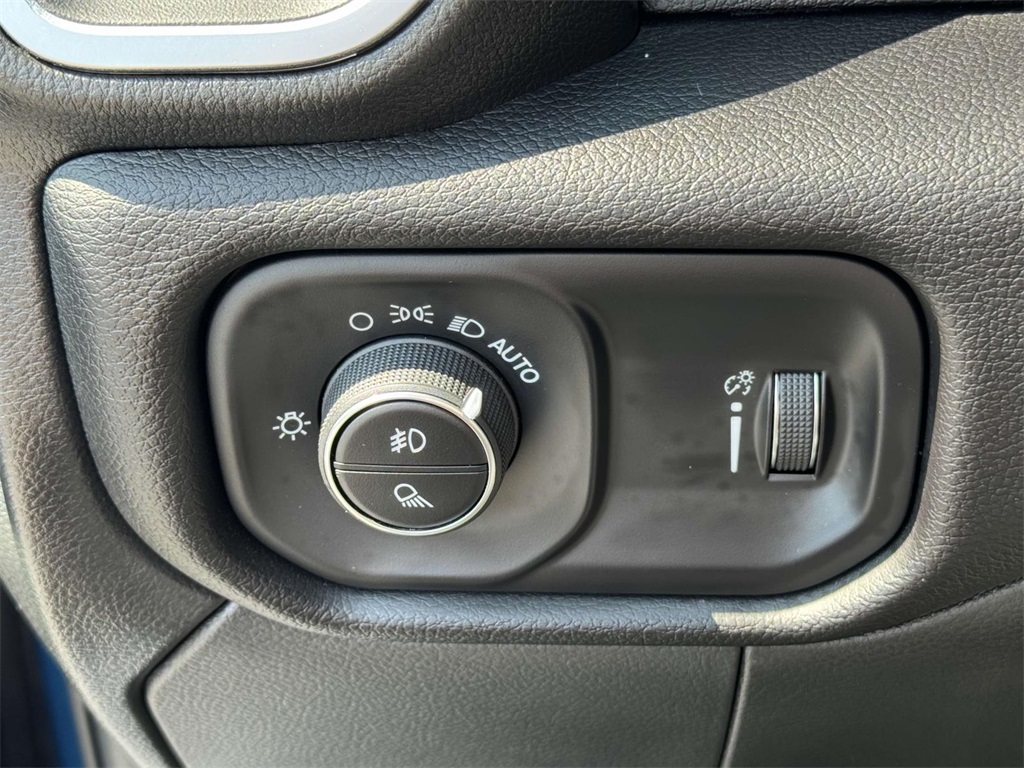 Vehicle image 25 of 30
