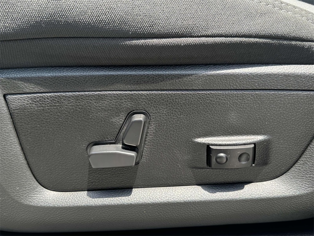 Vehicle image 24 of 30