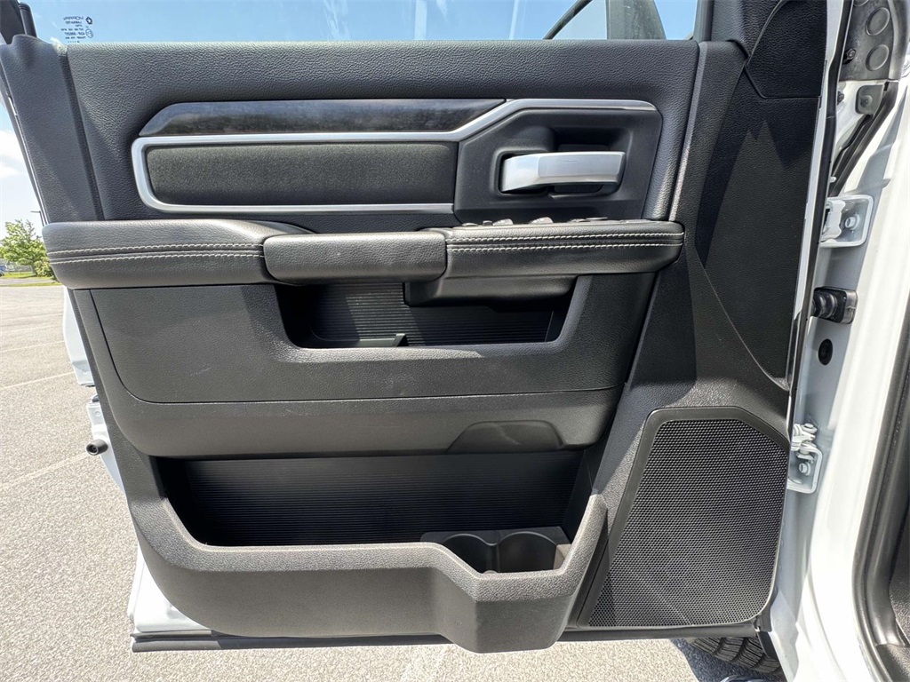 Vehicle image 23 of 30