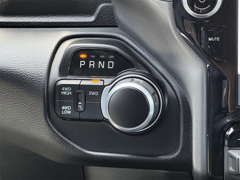 Vehicle image 27 of 30