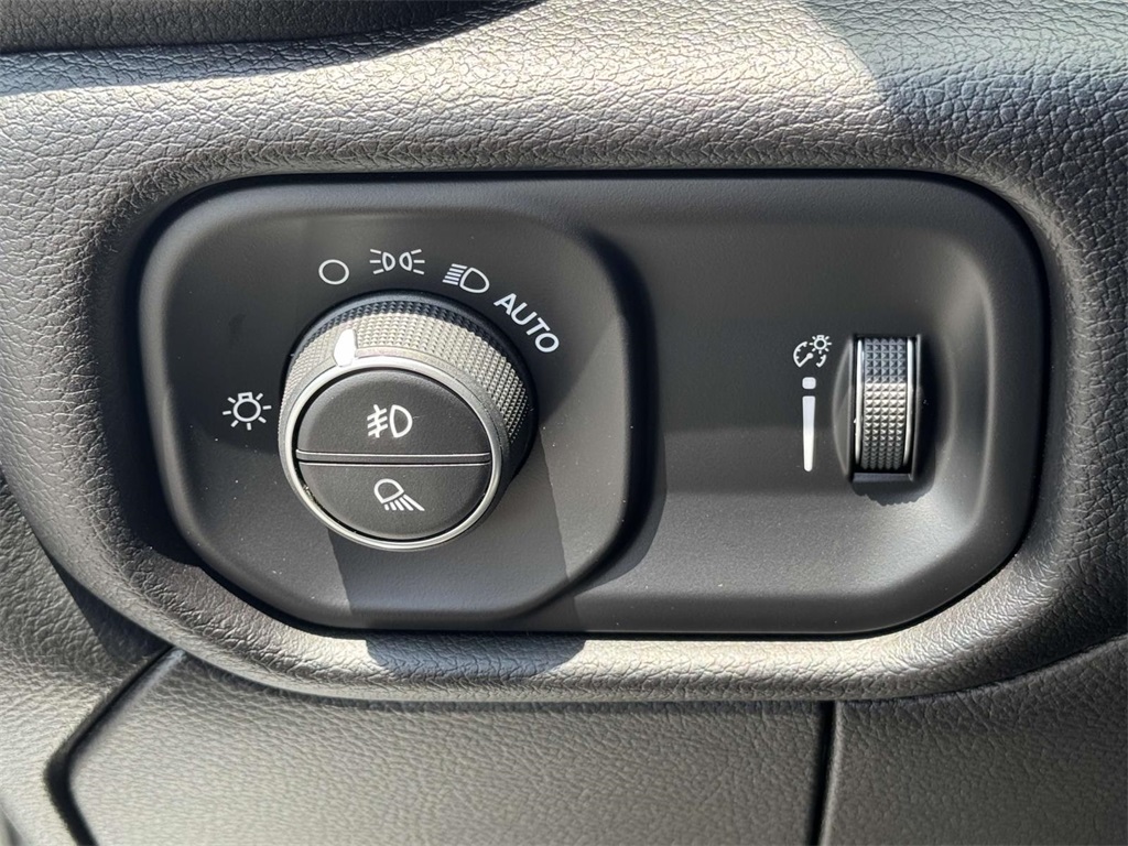 Vehicle image 26 of 30