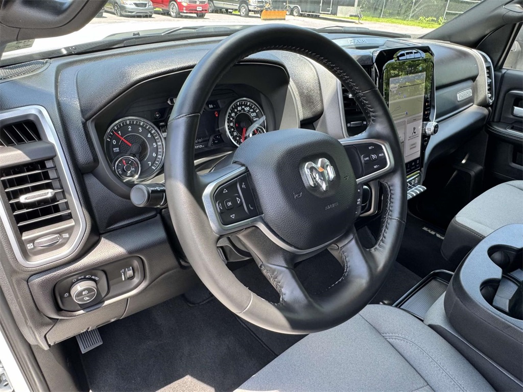 Vehicle image 14 of 30