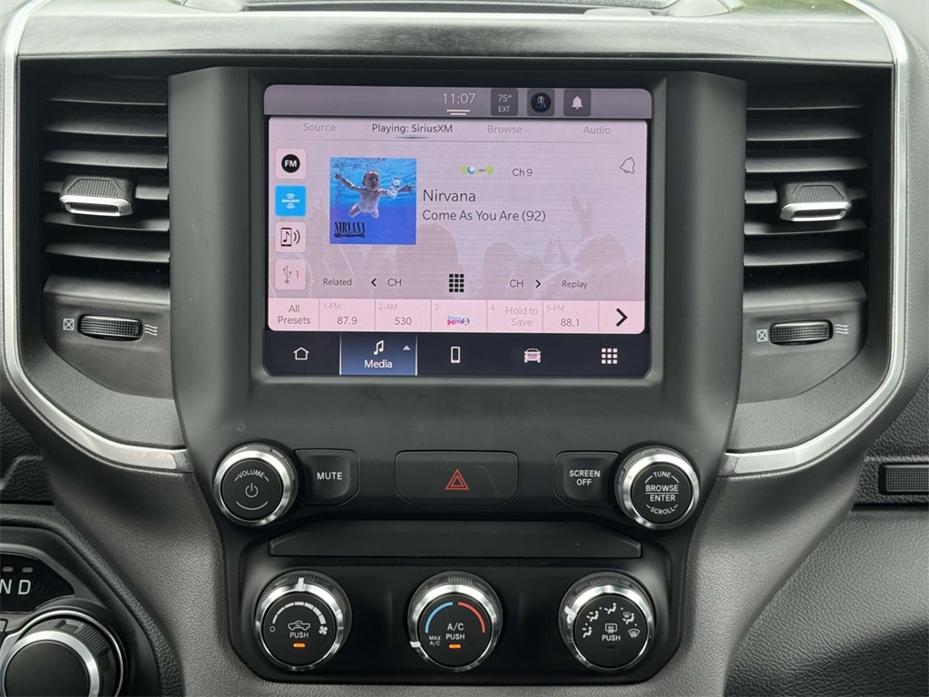 Vehicle image 19 of 30
