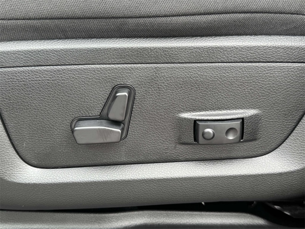 Vehicle image 22 of 30