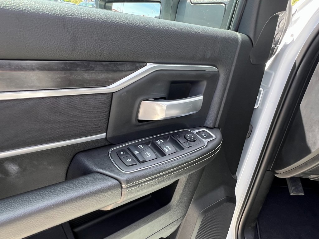 Vehicle image 17 of 24