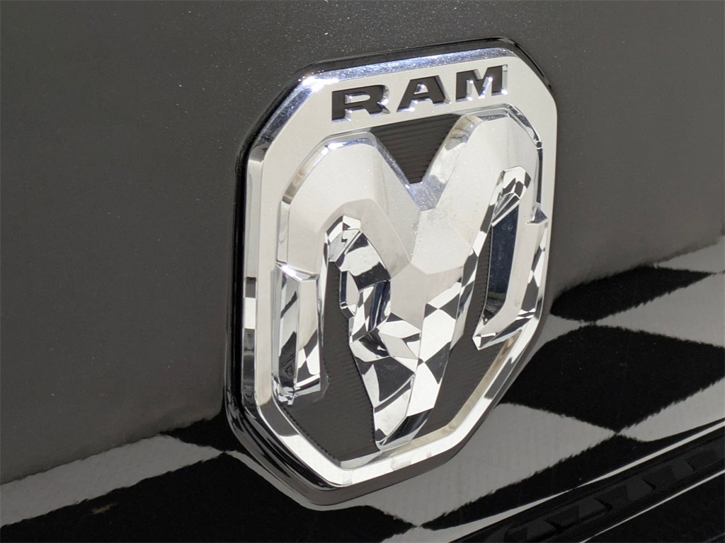 Vehicle image 10 of 40