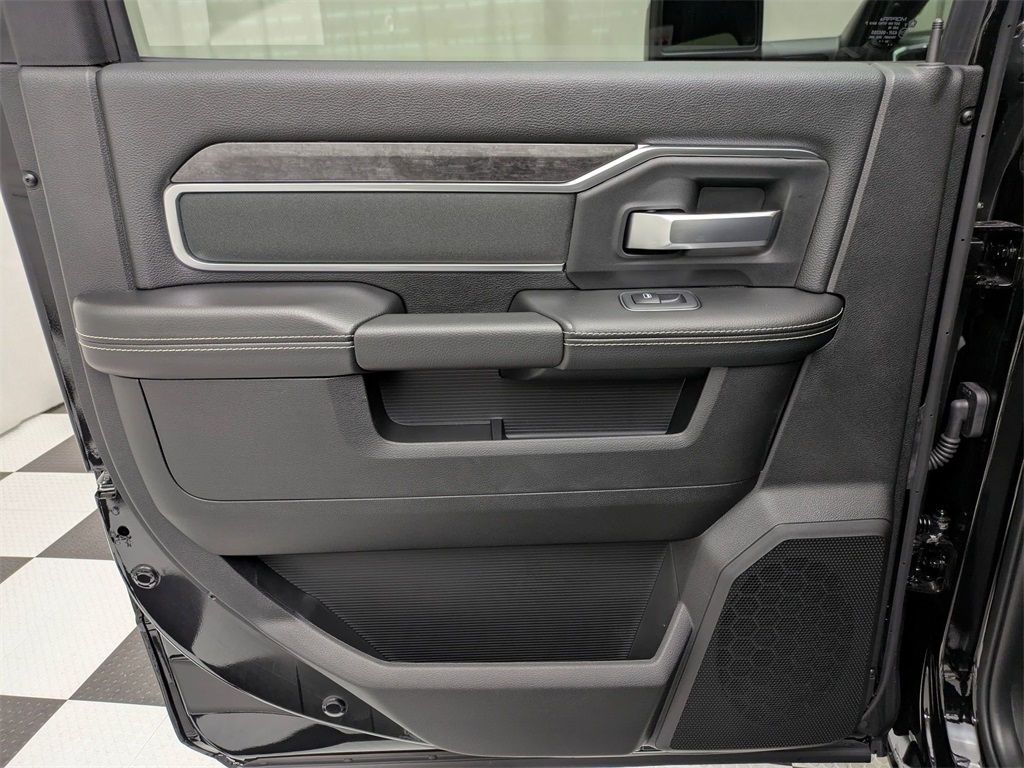 Vehicle image 16 of 40
