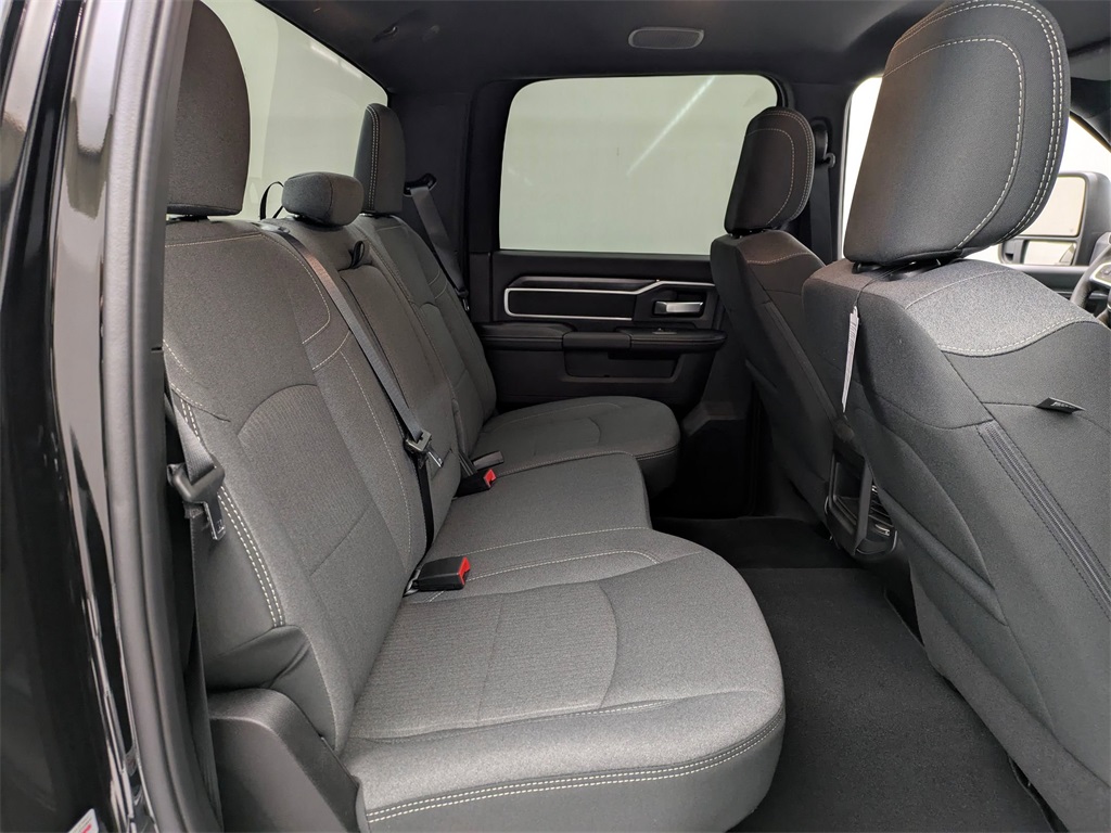 Vehicle image 18 of 40