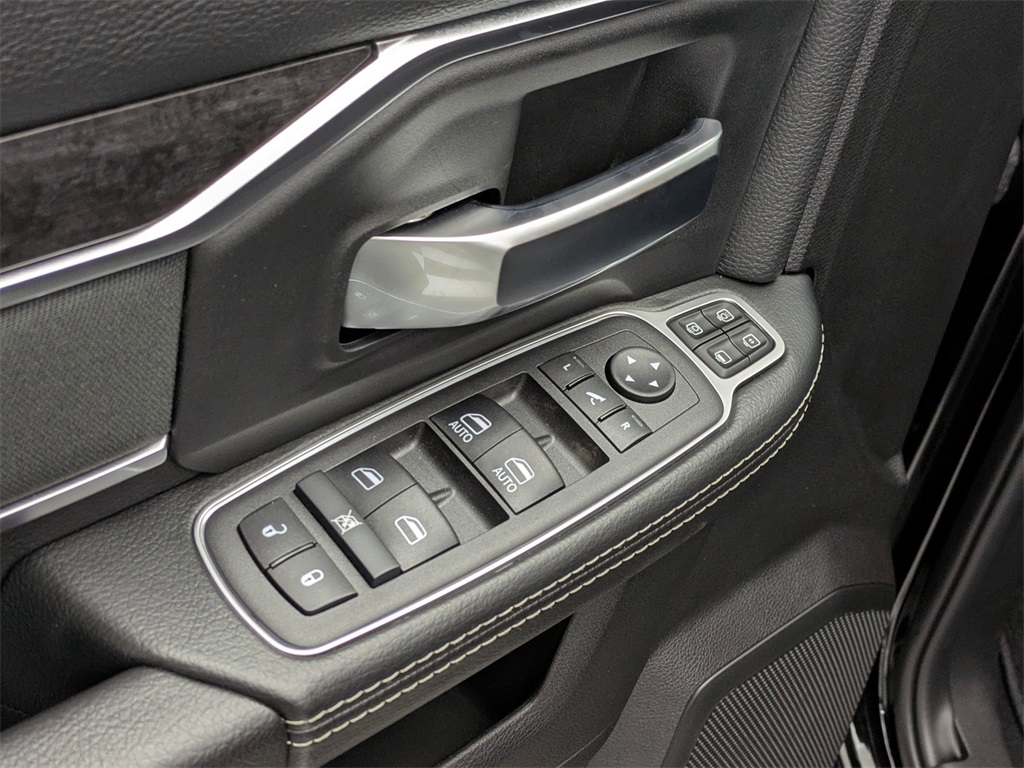 Vehicle image 13 of 40