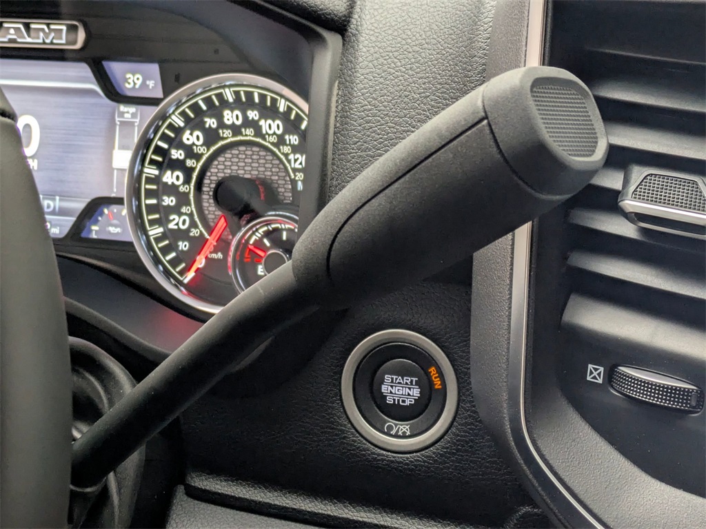 Vehicle image 28 of 40