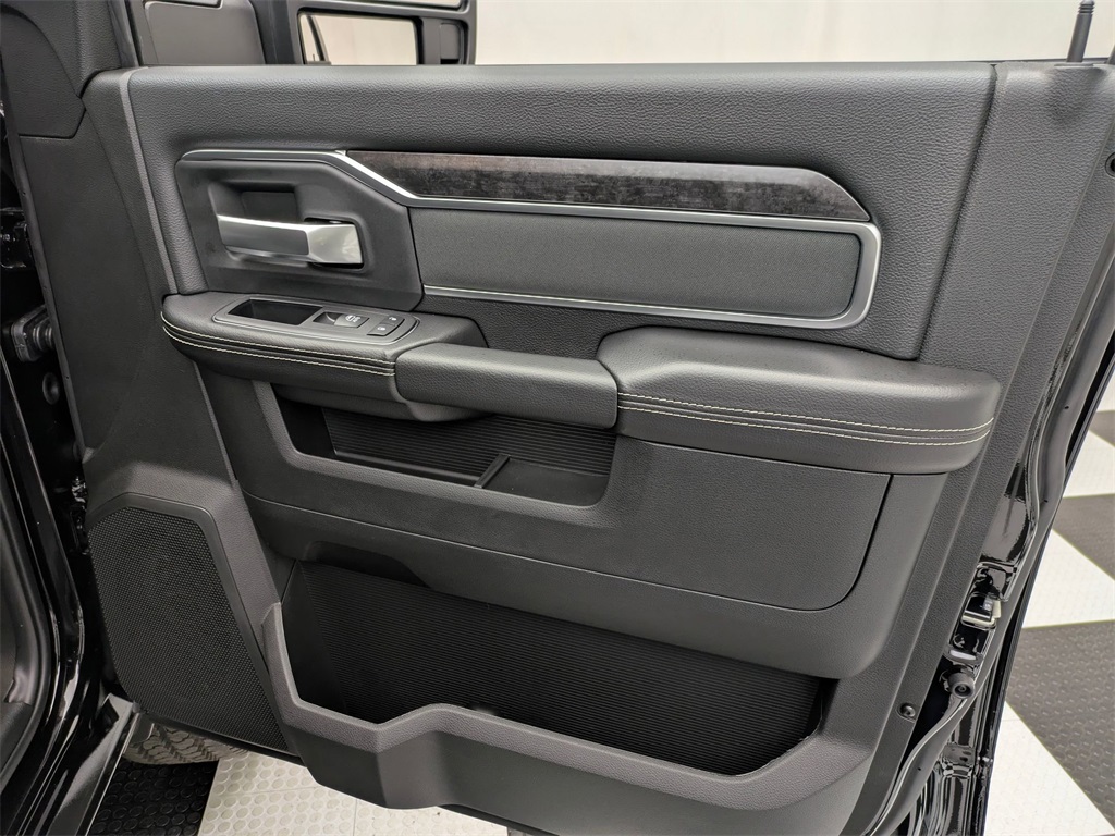 Vehicle image 19 of 40