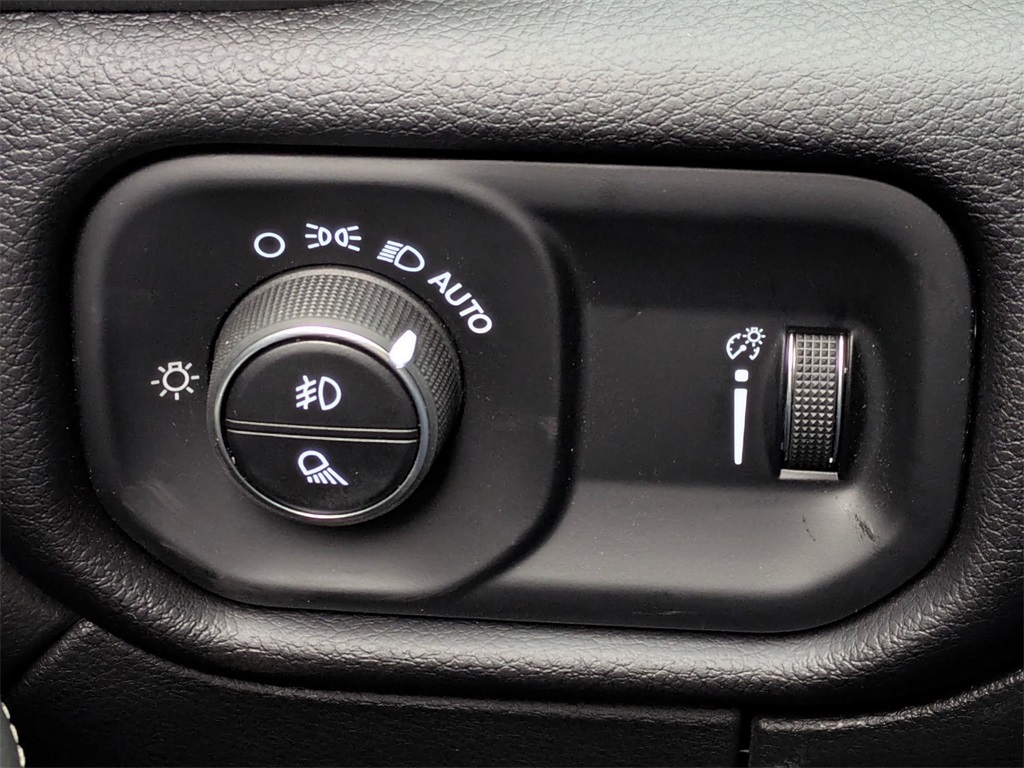 Vehicle image 27 of 40