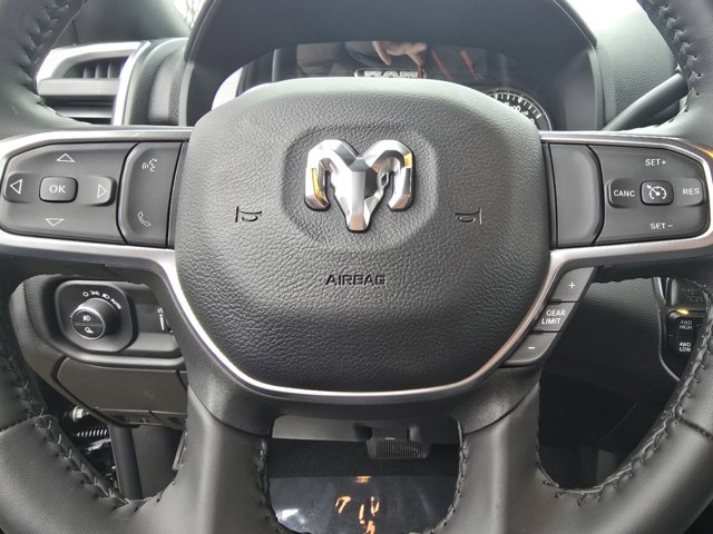 Vehicle image 28 of 32