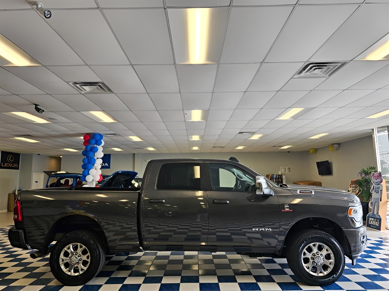Vehicle image 31 of 34
