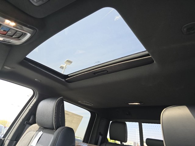 Vehicle image 17 of 31