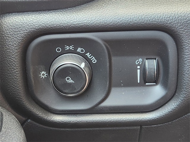 Vehicle image 18 of 23