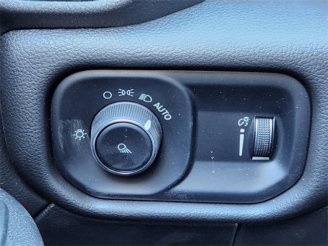 Vehicle image 17 of 23