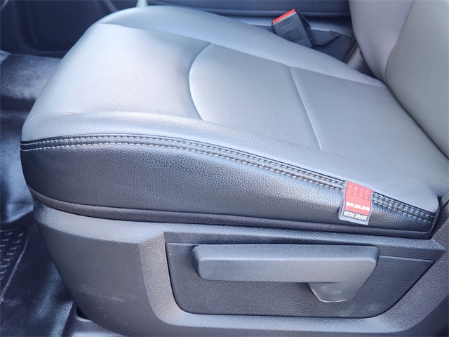 Vehicle image 17 of 24