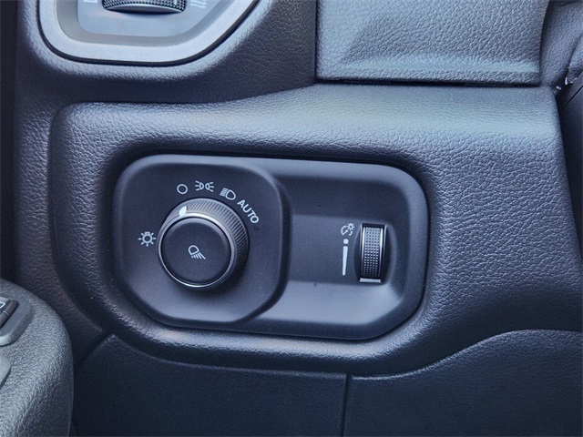 Vehicle image 14 of 24