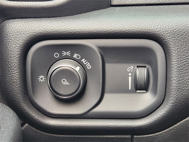 Vehicle image 17 of 24