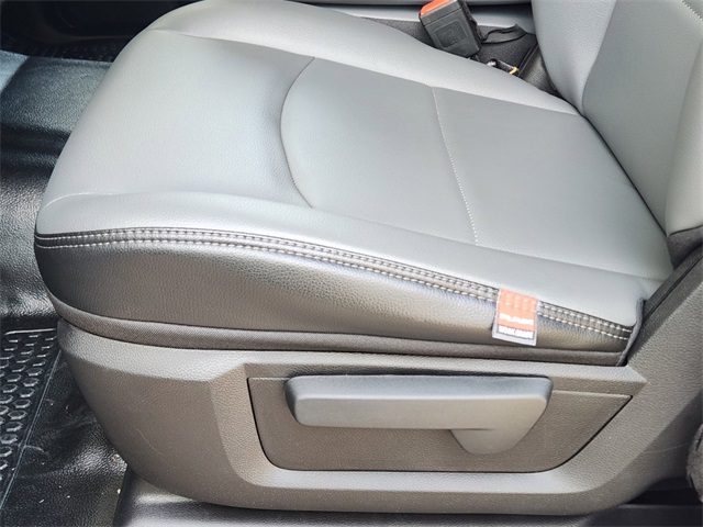 Vehicle image 21 of 25