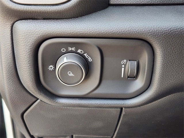 Vehicle image 19 of 25