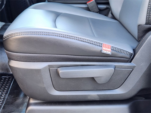 Vehicle image 19 of 23