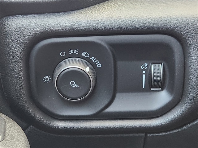 Vehicle image 17 of 23